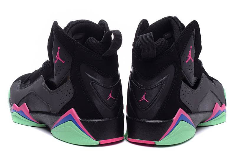 Premièrement, les baskets Air Jordan 7 Femme se distinguent par leur design iconique et leur confort exceptionnel.