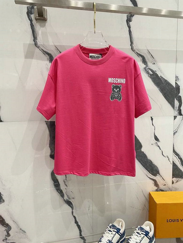 Premièrement : les T-shirts Moschino Femme offrent une élégance et un confort inégalés.