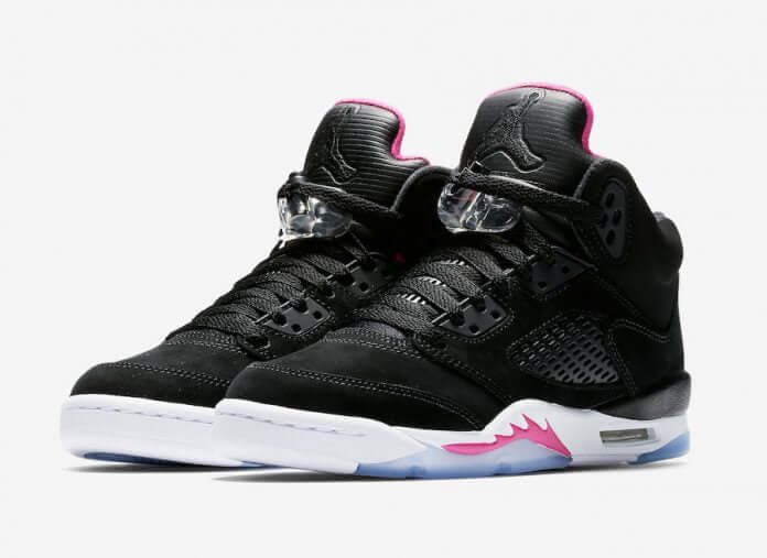 Premièrement, les baskets Air Jordan 5 Femme incarnent un mélange parfait de style audacieux et de performance exceptionnelle.

