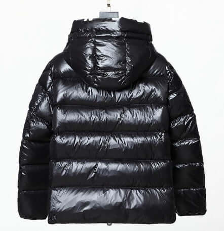 Premièrement : Les doudounes Moncler Femme, ainsi que les manteau Moncler Femme, incarnent un style et un raffinement incomparables.