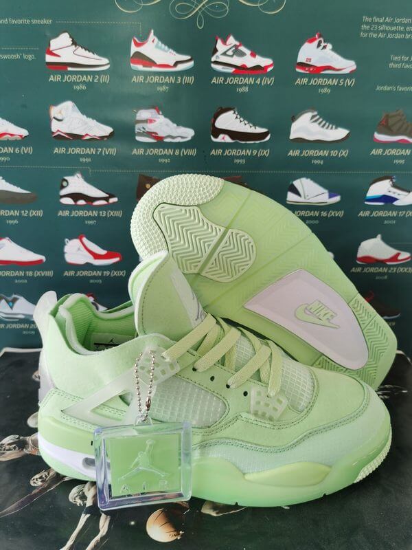 Premièrement : Les baskets Air Jordan 4 Femme se distinguent par leur design iconique et leur capacité à allier style et fonctionnalité.