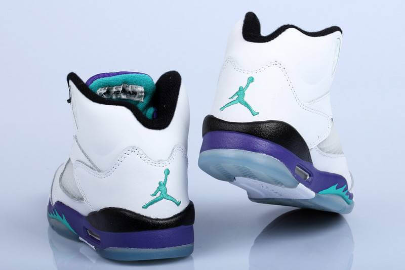 Premièrement, les baskets Air Jordan 5 Femme incarnent un mélange parfait de style audacieux et de performance exceptionnelle.
