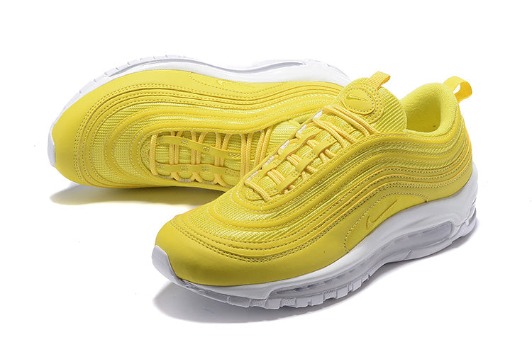 Premièrement, les baskets Nike Air Max 97 Femme incarnent un design emblématique et audacieux.

Inspirées des lignes fluides des trains à grande vitesse japonais.
