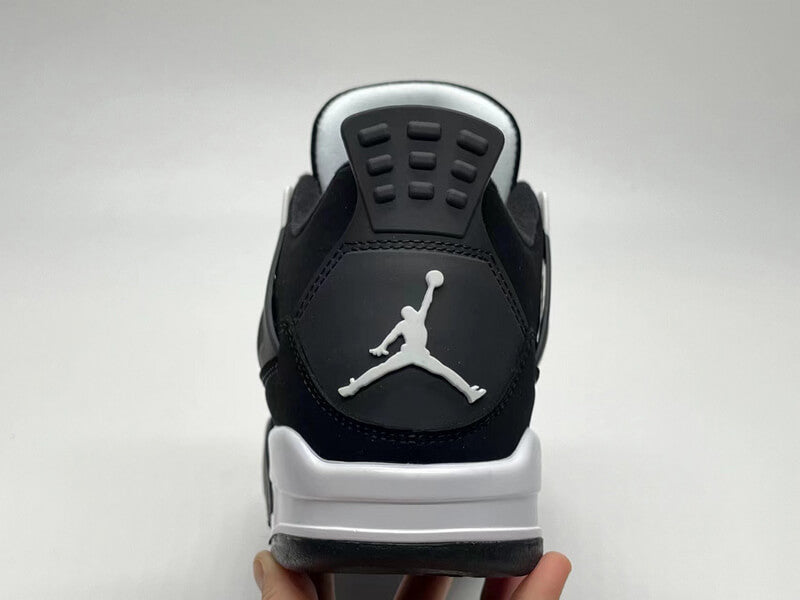 Premièrement : Les baskets Air Jordan 4 Femme se distinguent par leur design iconique et leur capacité à allier style et fonctionnalité.