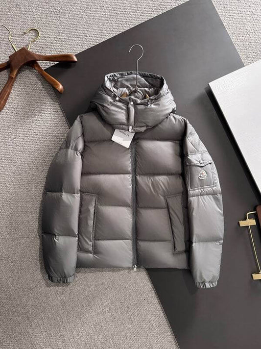 Premièrement : Les doudounes Moncler Femme, ainsi que les manteau Moncler Femme, incarnent un style et un raffinement incomparables.