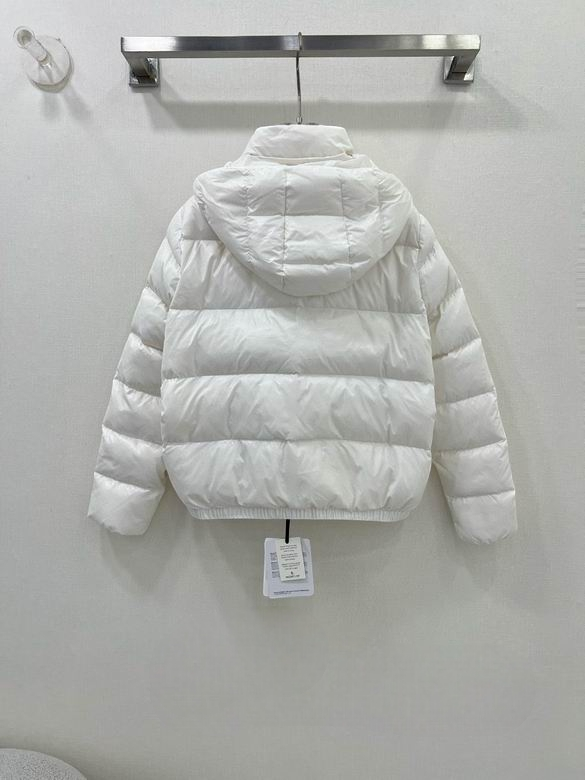 Premièrement : Les doudounes Moncler Femme, ainsi que les manteau Moncler Femme, incarnent un style et un raffinement incomparables.