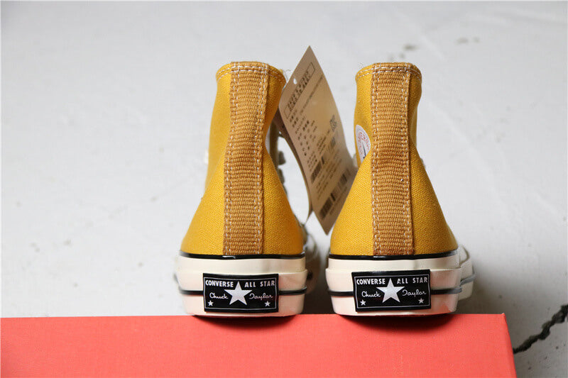Premièrement : Les baskets Converse Femme se distinguent par leur design iconique et leur esthétique vintage.