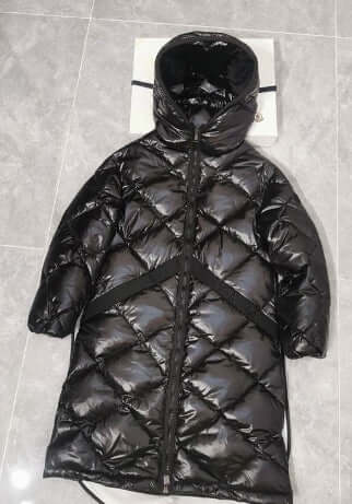 Premièrement : Les doudounes Moncler Femme, ainsi que les manteau Moncler Femme, incarnent un style et un raffinement incomparables.