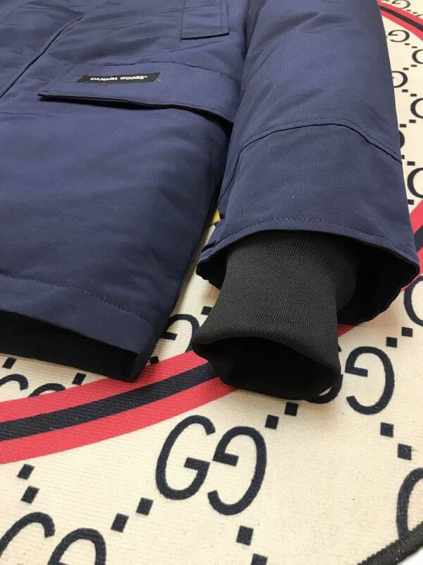 la Doudoune Canada G00se Femme est un témoignage de l'engagement de Canada G00se à combiner style,