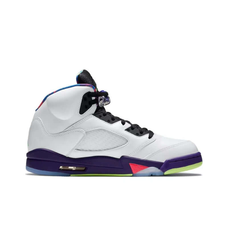 Premièrement, les baskets Air Jordan 5 Femme incarnent un mélange parfait de style audacieux et de performance exceptionnelle.