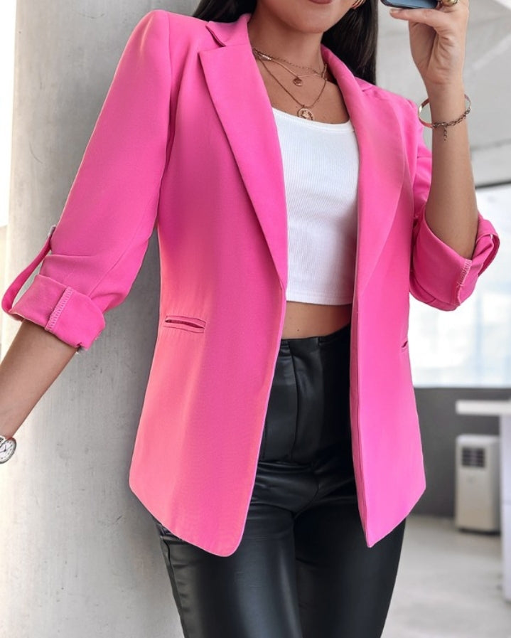 Premièrement : Ajoutez une touche de sophistication et de modernité à votre garde-robe avec ce Manteau blazer à col cranté et manches retroussés femme