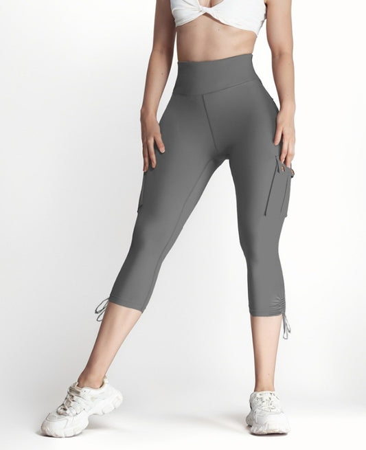 Premièrement : Ce Legging de motard taille haute avec poches à rabat pour soulever les fesses.