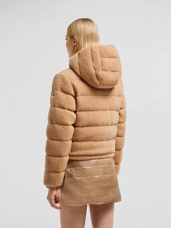 Premièrement : Les doudounes Moncler Femme, ainsi que les manteau Moncler Femme, incarnent un style et un raffinement incomparables.