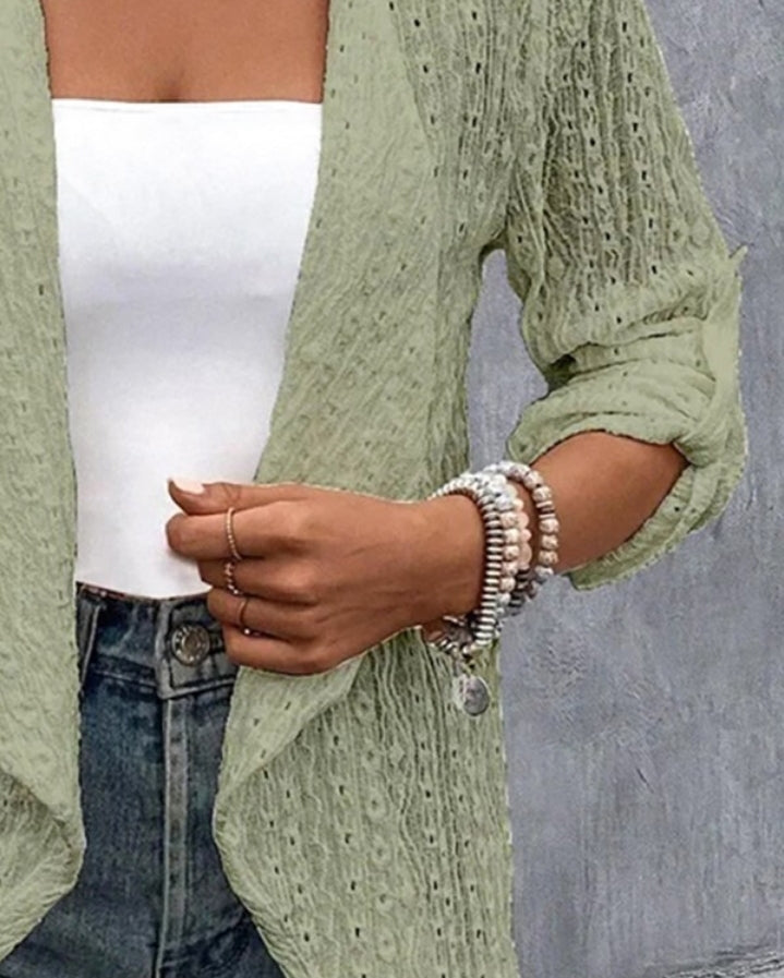 Premièrement : Optez pour un look raffiné et tendance avec ce Manteau blazer ouvert sur le devant à manches retroussés et broderie à oeillets femme