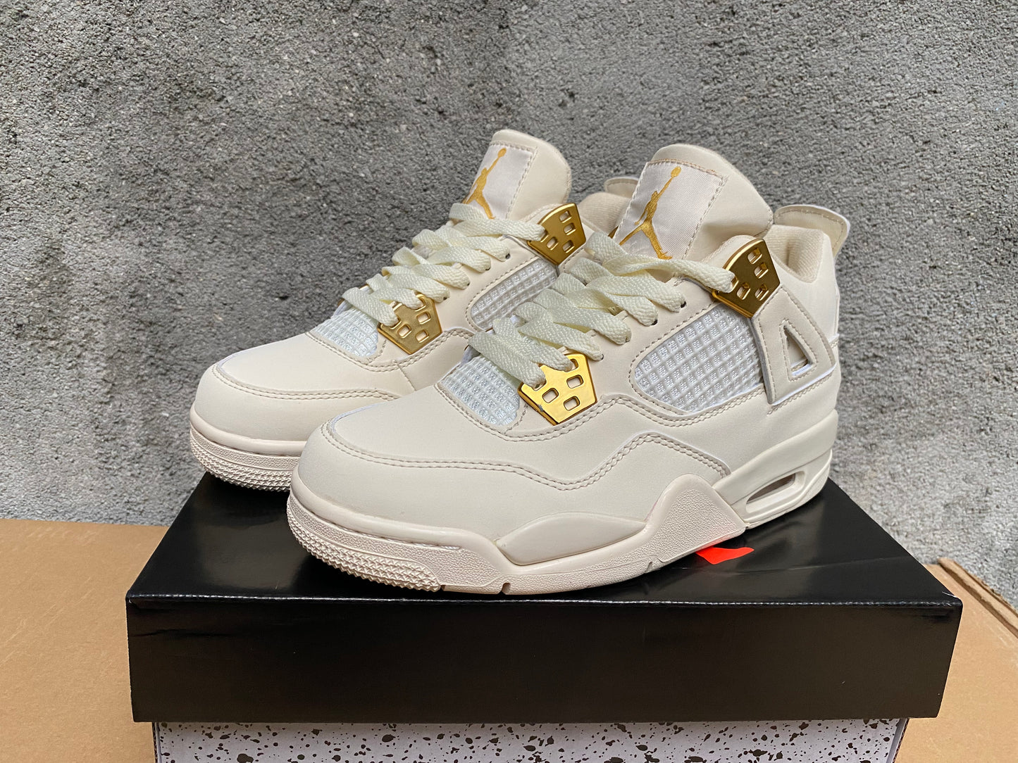 Premièrement : Les baskets Air Jordan 4 Femme se distinguent par leur design iconique et leur capacité à allier style et fonctionnalité