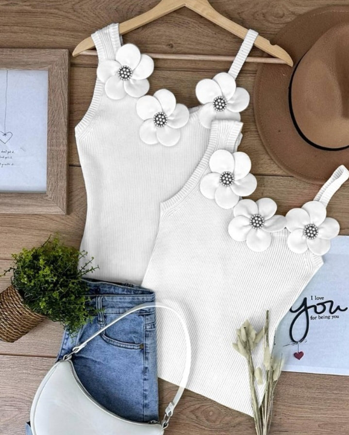 Premièrement : Ce 1 débardeur en tricot à motif floral et perles décoratives sans manches femme.