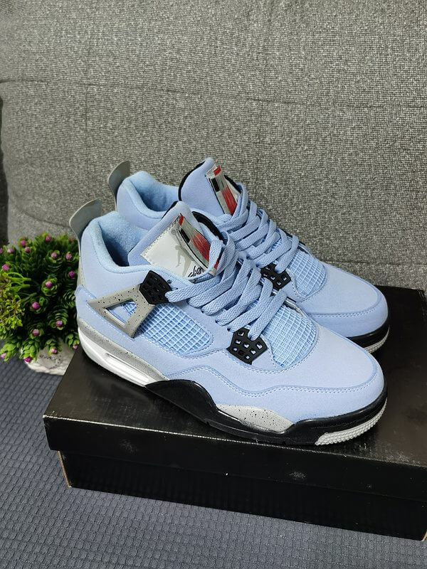 Premièrement : Les baskets Air Jordan 4 Femme se distinguent par leur design iconique et leur capacité à allier style et fonctionnalité.