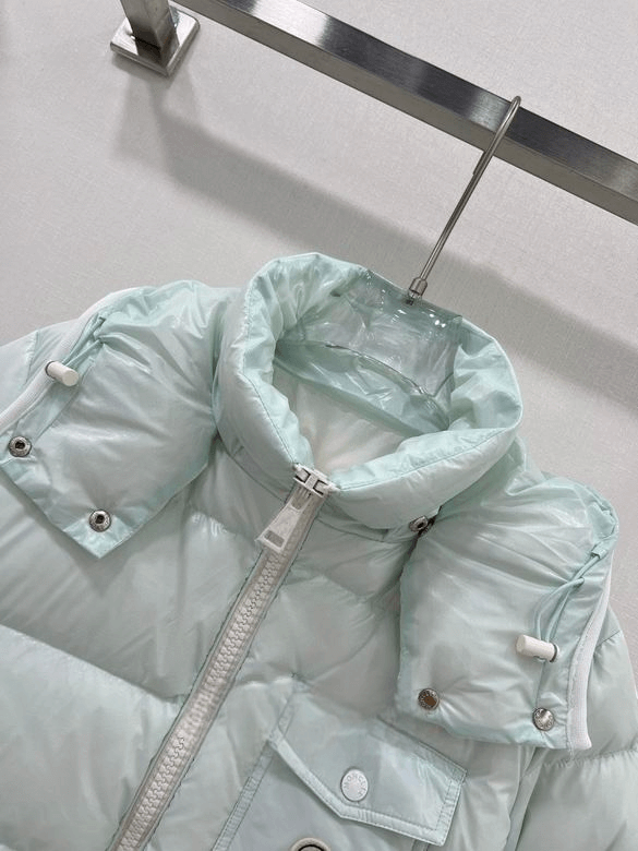 Premièrement : Les doudounes Moncler Femme, ainsi que les manteau Moncler Femme, incarnent un style et un raffinement incomparables.