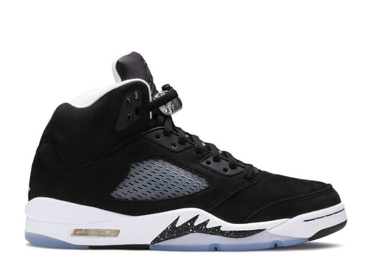 Premièrement, les baskets Air Jordan 5 Femme incarnent un mélange parfait de style audacieux et de performance exceptionnelle.