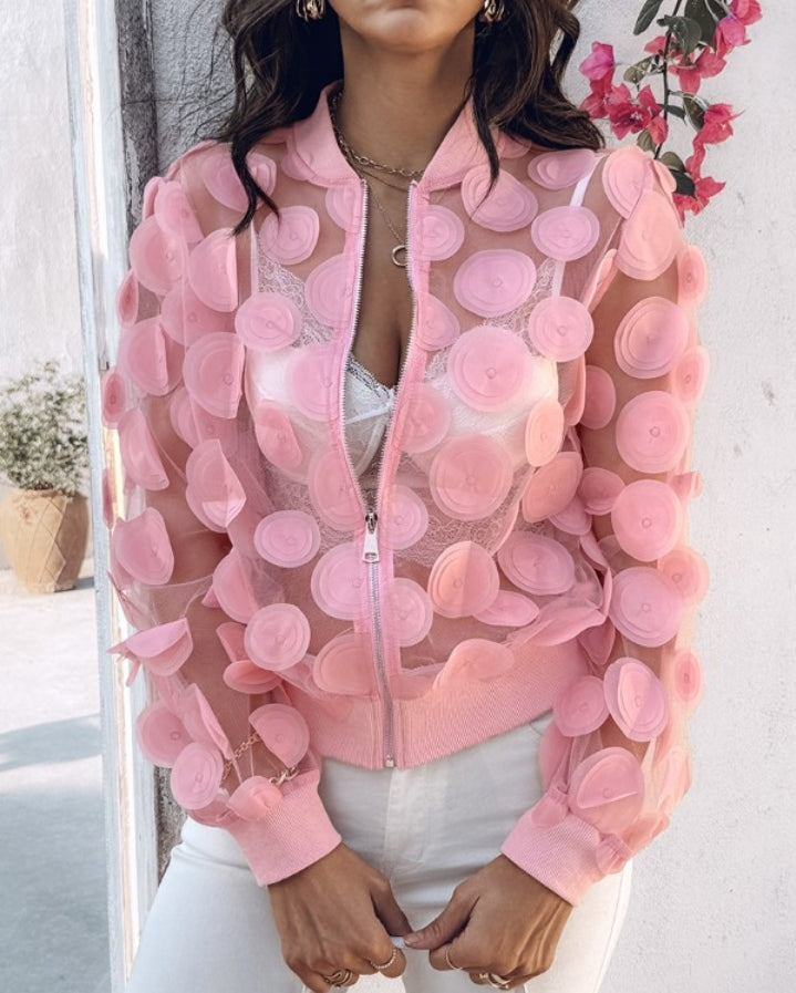 Premièrement : Adoptez un look moderne et raffiné avec cette Manteau à manches longues avec broderie florale et col de baseball veste zippée en maille transparente femme.