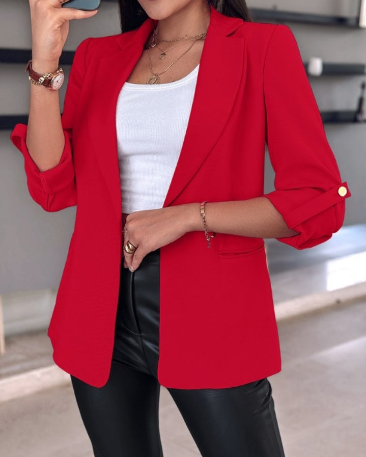 Premièrement : Ajoutez une touche de sophistication et de modernité à votre garde-robe avec ce Manteau blazer à col cranté et manches retroussés femme