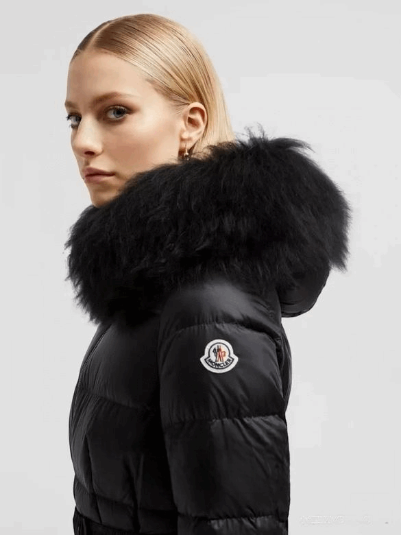 Premièrement : Les doudounes Moncler Femme, ainsi que les manteau Moncler Femme, incarnent un style et un raffinement incomparables.