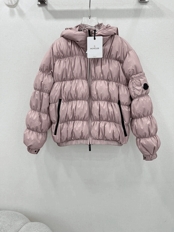 Premièrement : Les doudounes Moncler Femme, ainsi que les manteau Moncler Femme, incarnent un style et un raffinement incomparables.