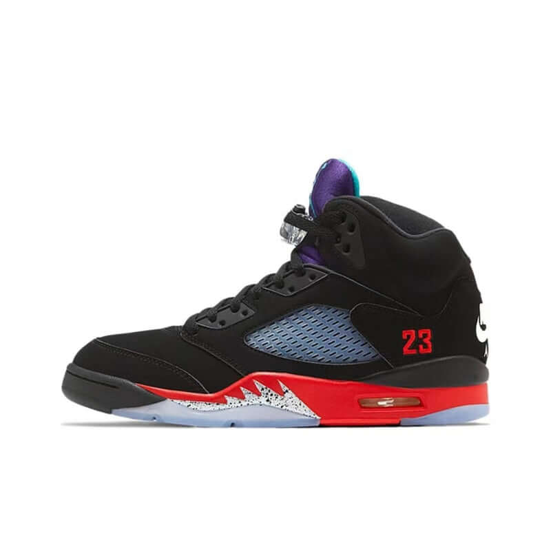 Premièrement, les baskets Air Jordan 5 Femme incarnent un mélange parfait de style audacieux et de performance exceptionnelle.