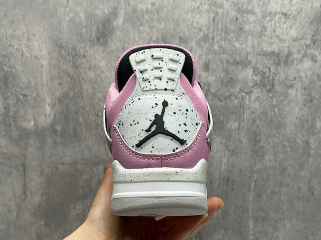Premièrement : Les baskets Air Jordan 4 Femme se distinguent par leur design iconique et leur capacité à allier style et fonctionnalité.