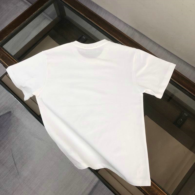 les T-shirts Chanel Femme offrent une élégance et un confort inégalés. Au meilleur prix. Le moins cher design emblématique.