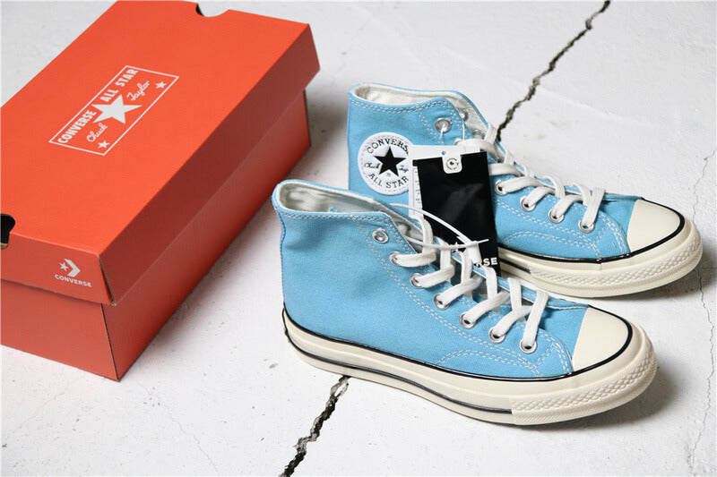 Premièrement : Les baskets Converse Femme se distinguent par leur design iconique et leur esthétique vintage.