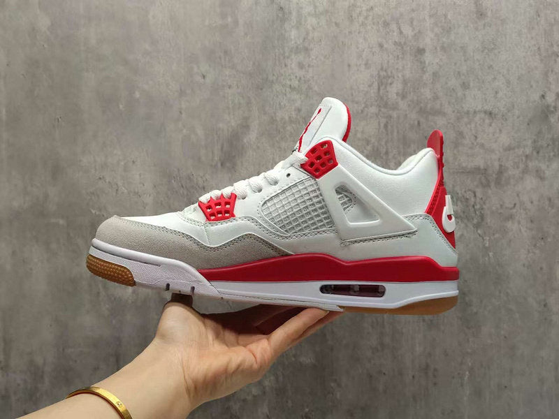 Premièrement : Les baskets Air Jordan 4 Femme se distinguent par leur design iconique et leur capacité à allier style et fonctionnalité.