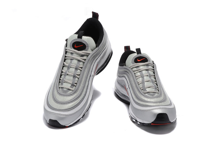 Premièrement, les baskets Nike Air Max 97 Femme incarnent un design emblématique et audacieux.

Inspirées des lignes fluides des trains à grande vitesse japonais.
