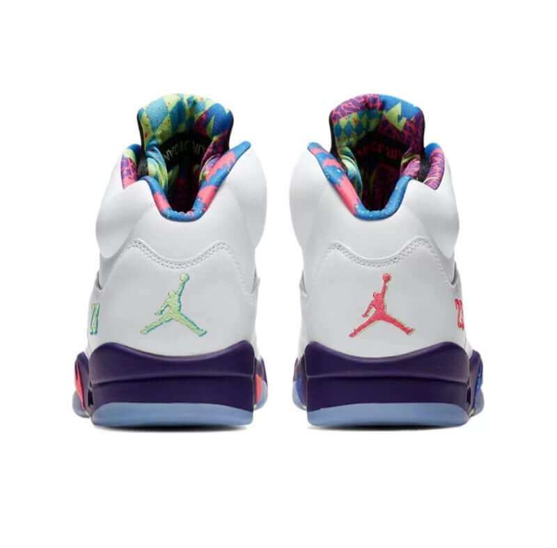 Premièrement, les baskets Air Jordan 5 Femme incarnent un mélange parfait de style audacieux et de performance exceptionnelle.