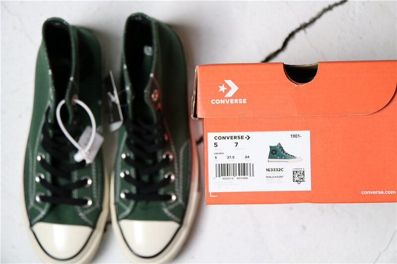 Premièrement : Les baskets Converse Femme se distinguent par leur design iconique et leur esthétique vintage.