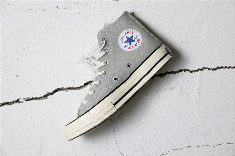 Premièrement : Les baskets Converse Femme se distinguent par leur design iconique et leur esthétique vintage.