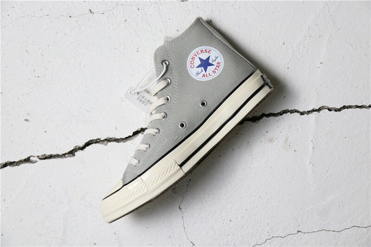 Premièrement : Les baskets Converse Femme se distinguent par leur design iconique et leur esthétique vintage.