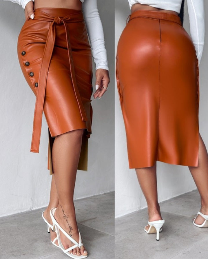 Premièrement : Cette Jupe crayon taille haute en cuir PU avec ceinture et boutons latéraux Femme.