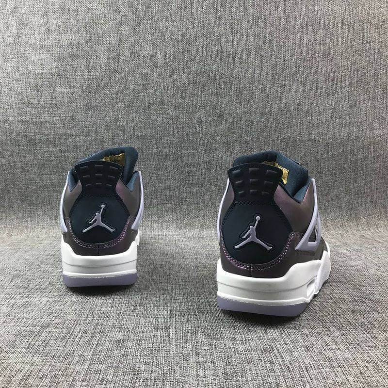 Premièrement : Les baskets Air Jordan 4 Femme se distinguent par leur design iconique et leur capacité à allier style et fonctionnalité.