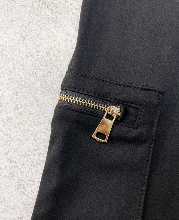 Premièrement : Ce Legging de motard taille haute avec poches à rabat pour soulever les fesses.
