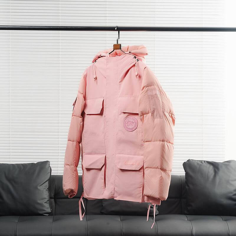 la Doudoune Canada G00se Femme est un témoignage de l'engagement de Canada G00se à combiner style,