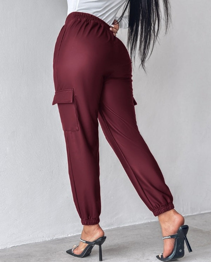 Premièrement : Ce Pantalon cargo taille haute en cuir PU avec poche à rabat et décoration en chaîne femme .