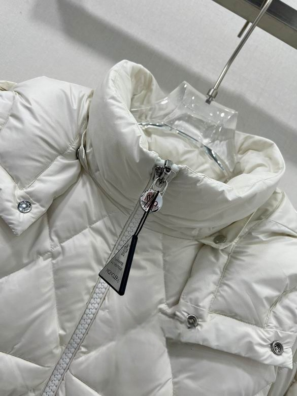 Premièrement : Les doudounes Moncler Femme, ainsi que les manteau Moncler Femme, incarnent un style et un raffinement incomparables.