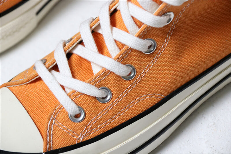 Premièrement : Les baskets Converse Femme se distinguent par leur design iconique et leur esthétique vintage.