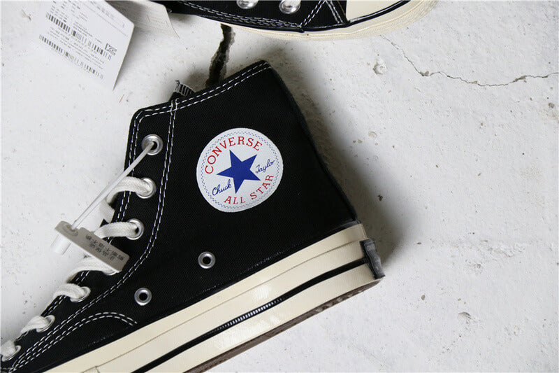 Premièrement : Les baskets Converse Femme se distinguent par leur design iconique et leur esthétique vintage.