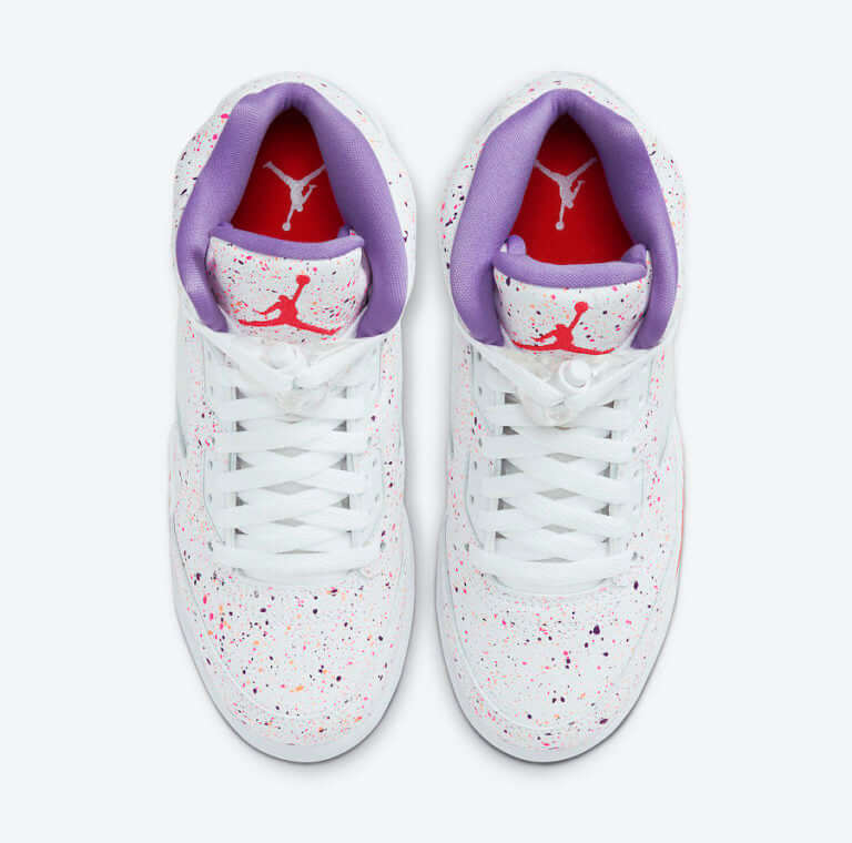 Premièrement, les baskets Air Jordan 5 Femme incarnent un mélange parfait de style audacieux et de performance exceptionnelle.