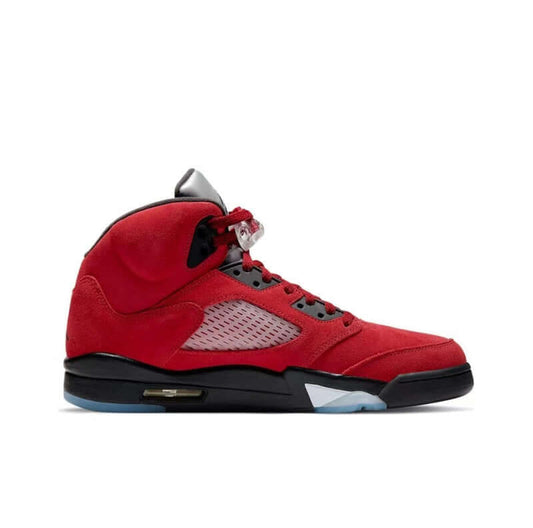 Premièrement, les baskets Air Jordan 5 Femme incarnent un mélange parfait de style audacieux et de performance exceptionnelle.