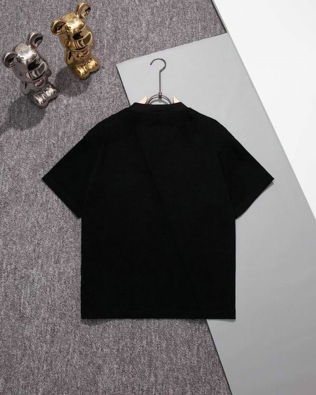 les T-shirts Chanel Femme offrent une élégance et un confort inégalés. Au meilleur prix. Le moins cher design emblématique.