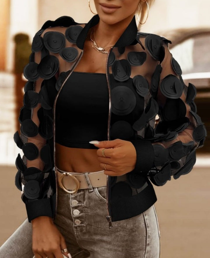 Premièrement : Adoptez un look moderne et raffiné avec cette Manteau à manches longues avec broderie florale et col de baseball veste zippée en maille transparente femme.