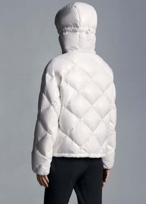 Premièrement : Les doudounes Moncler Femme, ainsi que les manteau Moncler Femme, incarnent un style et un raffinement incomparables.